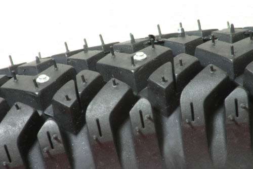 Spikereifen - fabriksneuer Reifen mit eingearbeiteten Spikes